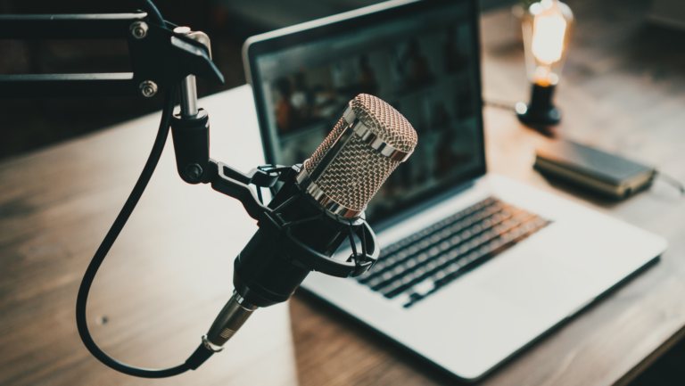 Making Podcast Instruments 10 microfones para você montar seu podcast em 2025