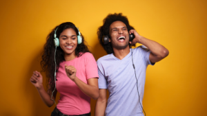 duas pessoas usando headphones para ouvir música